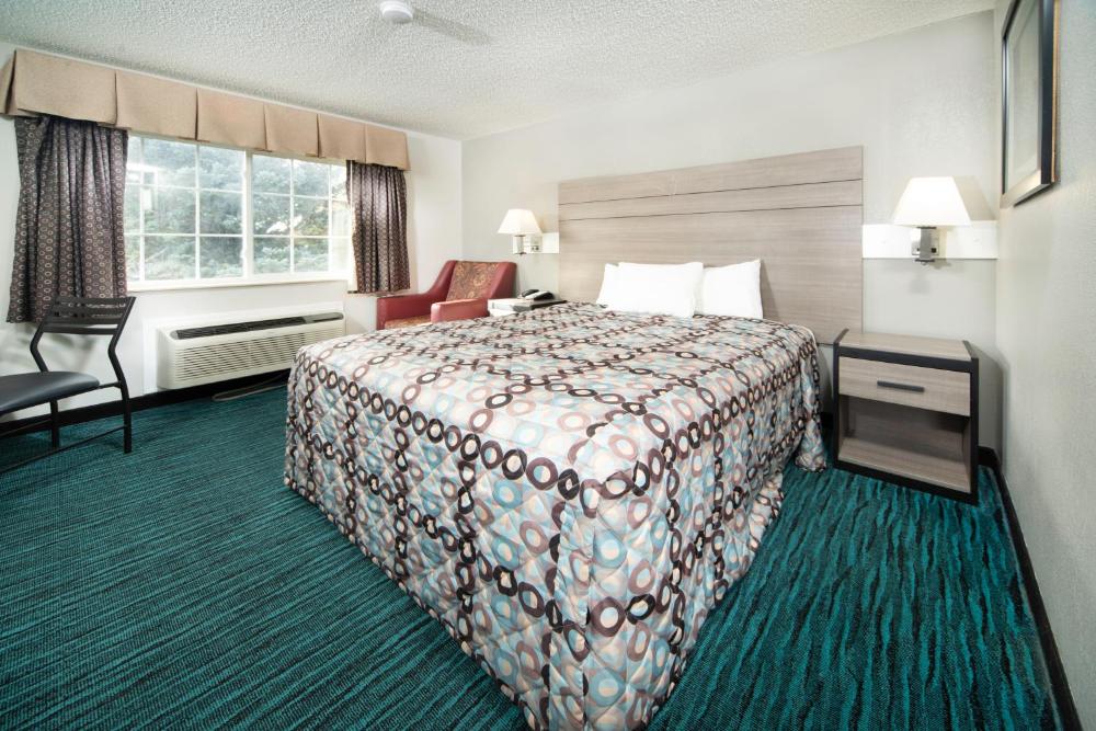 Queen Room - Non-Smoking interior